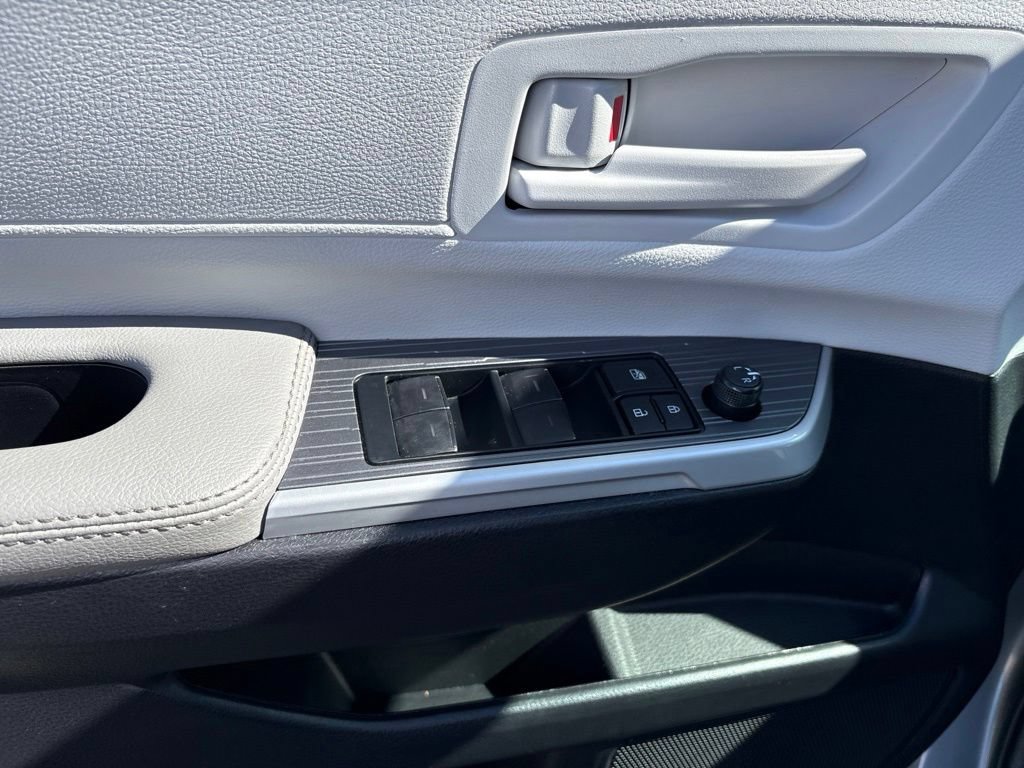 Used 2026 Toyota Sienna LE FWD image 13