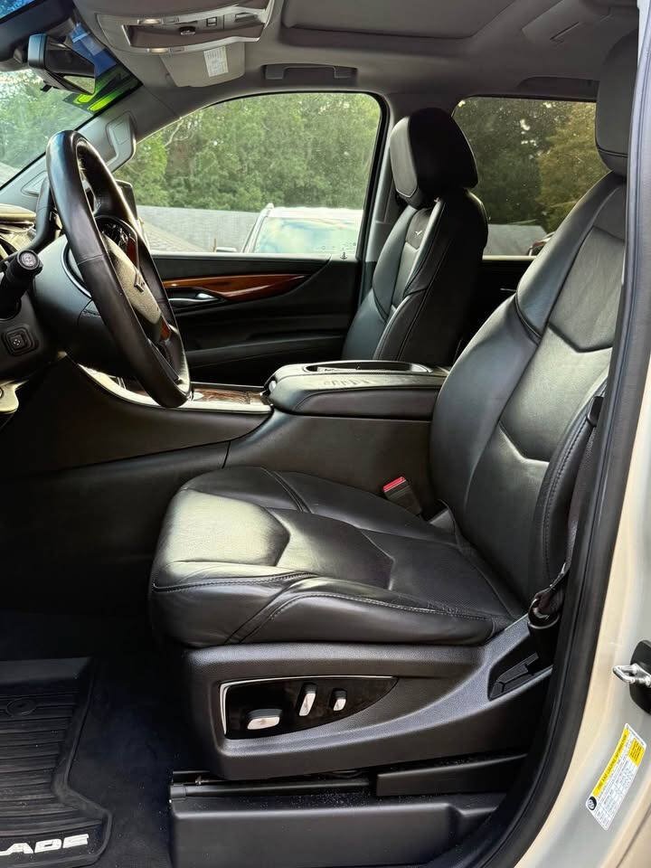 Used 2017 Cadillac Escalade ESV Luxury AWD/4WD image 13