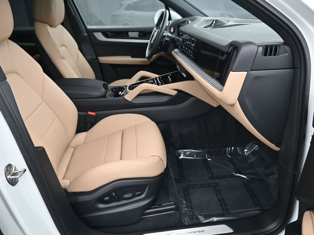 Certified 2025 Porsche Cayenne E-Hybrid w/ Premium Package Plus image 31