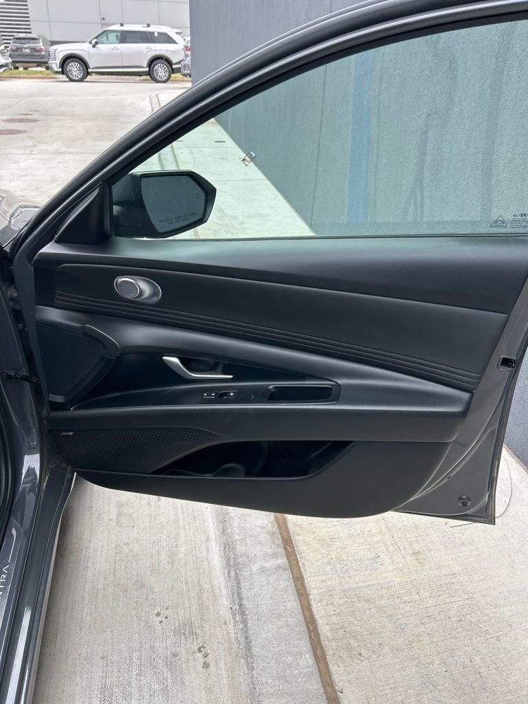Certified 2025 Hyundai Elantra Limited FWD image 15