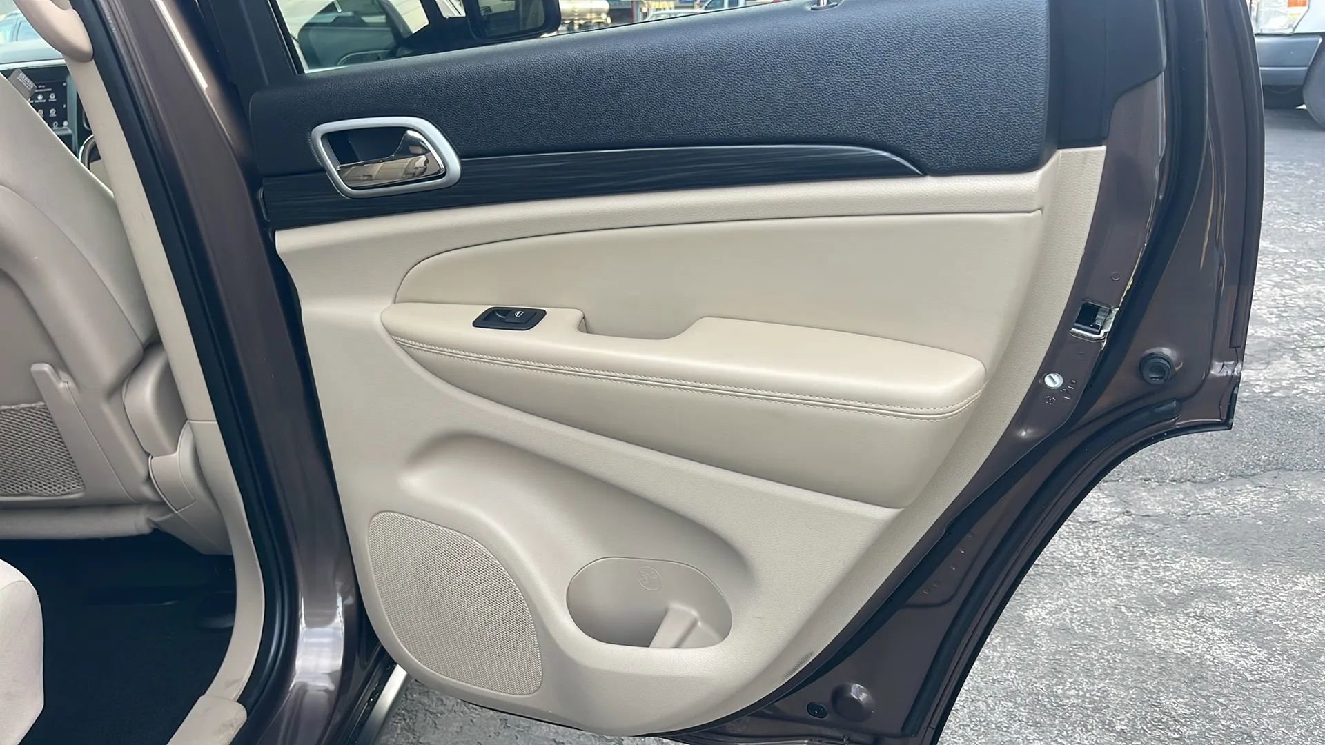 Used 2021 Jeep Grand Cherokee Laredo image 21