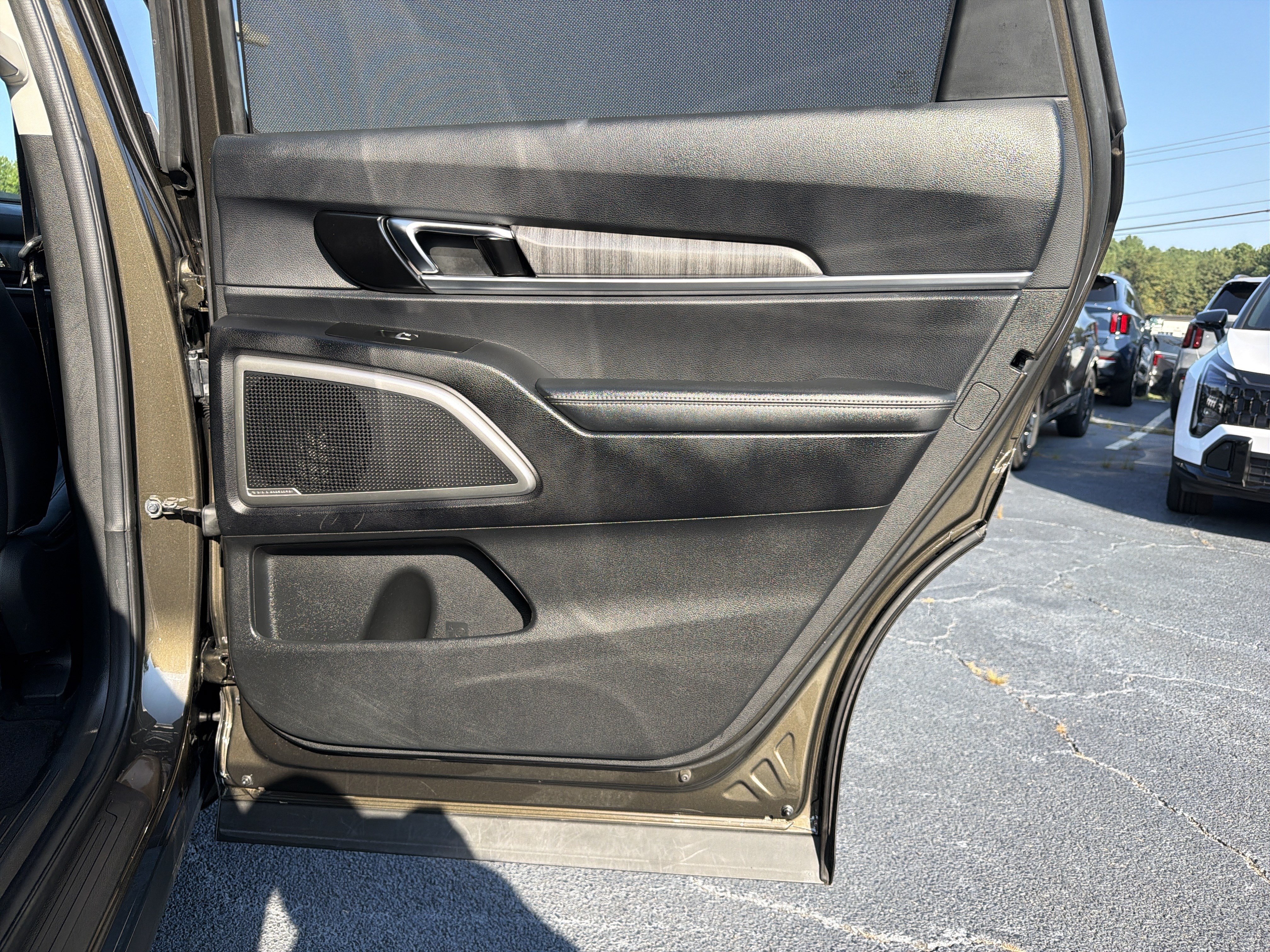 Used 2023 Kia Telluride EX w/ EX Captain's Chair Package FWD image 17