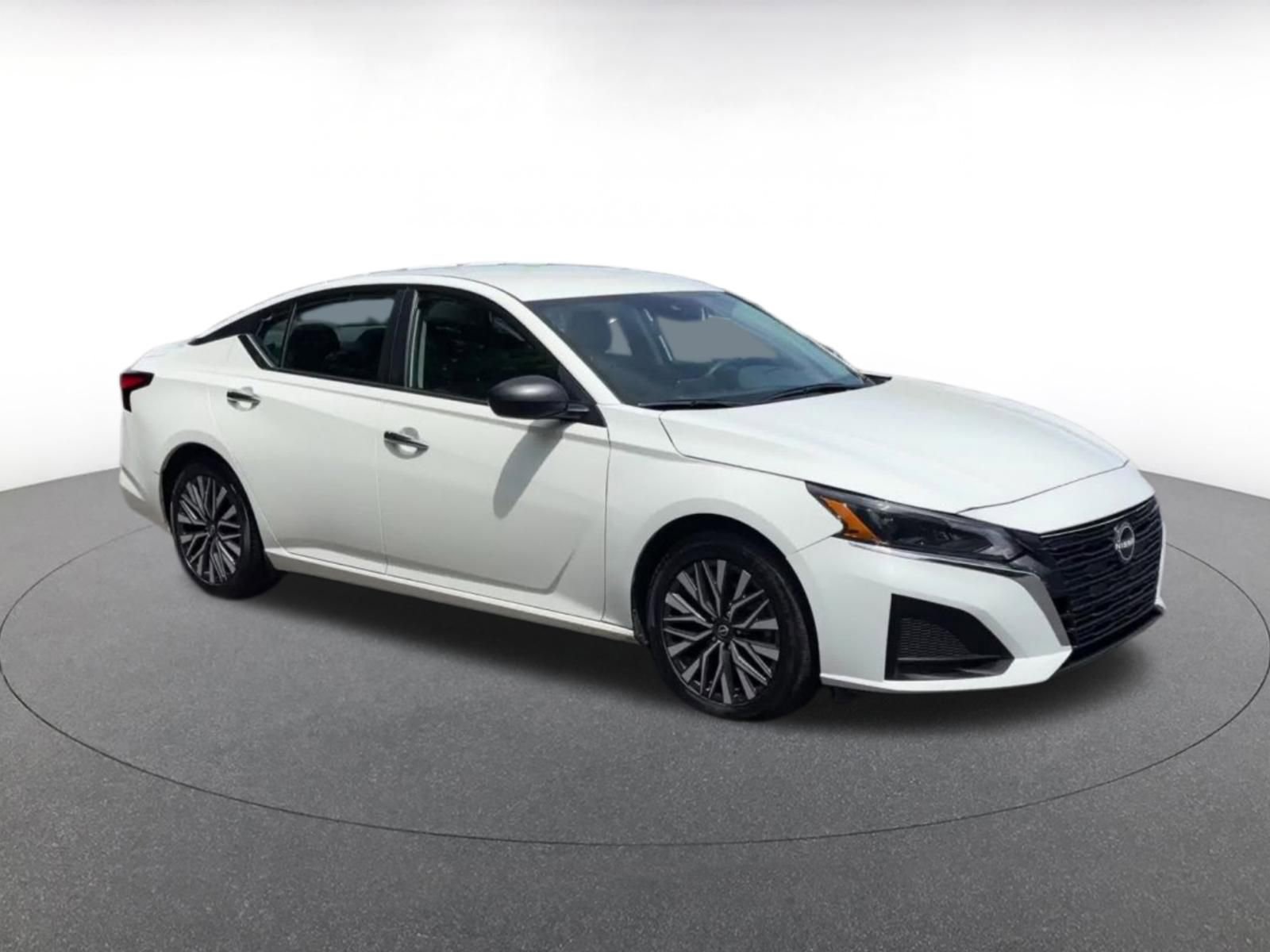 Used 2025 Nissan Altima 2.5 SV FWD image 2
