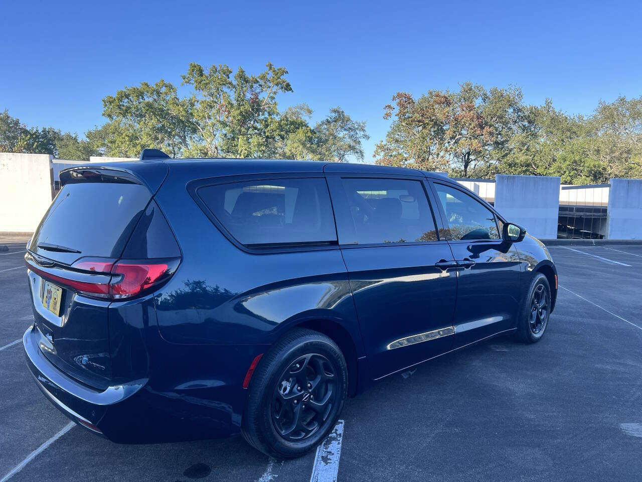 Used 2023 Chrysler Pacifica Touring-L w/ S Appearance Package image 7