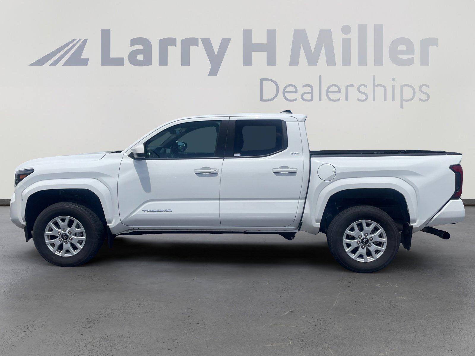 Certified 2024 Toyota Tacoma SR5 image 2