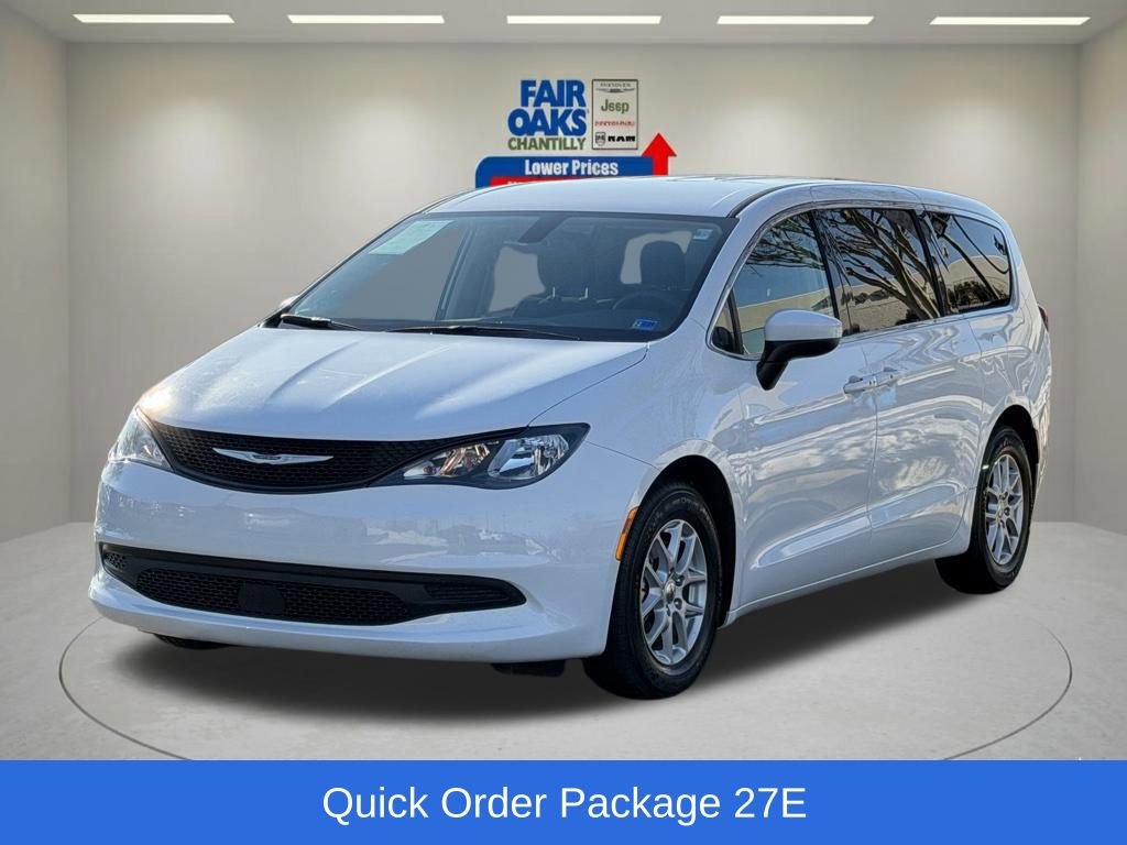 Used 2022 Chrysler Voyager LX image 3