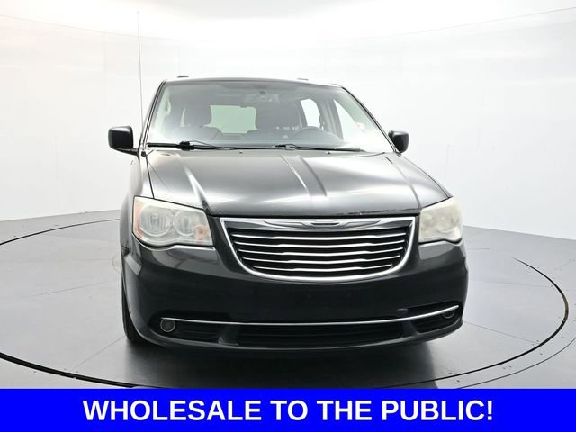 Used 2014 Chrysler Town & Country Touring image 2
