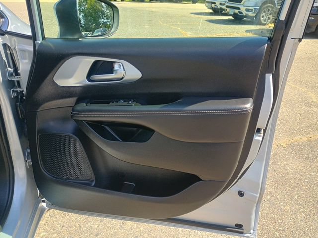 Used 2023 Chrysler Pacifica Touring-L w/ S Appearance Package AWD/4WD image 13