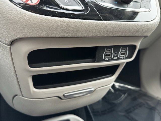 Used 2024 Chrysler Pacifica Touring-L image 15