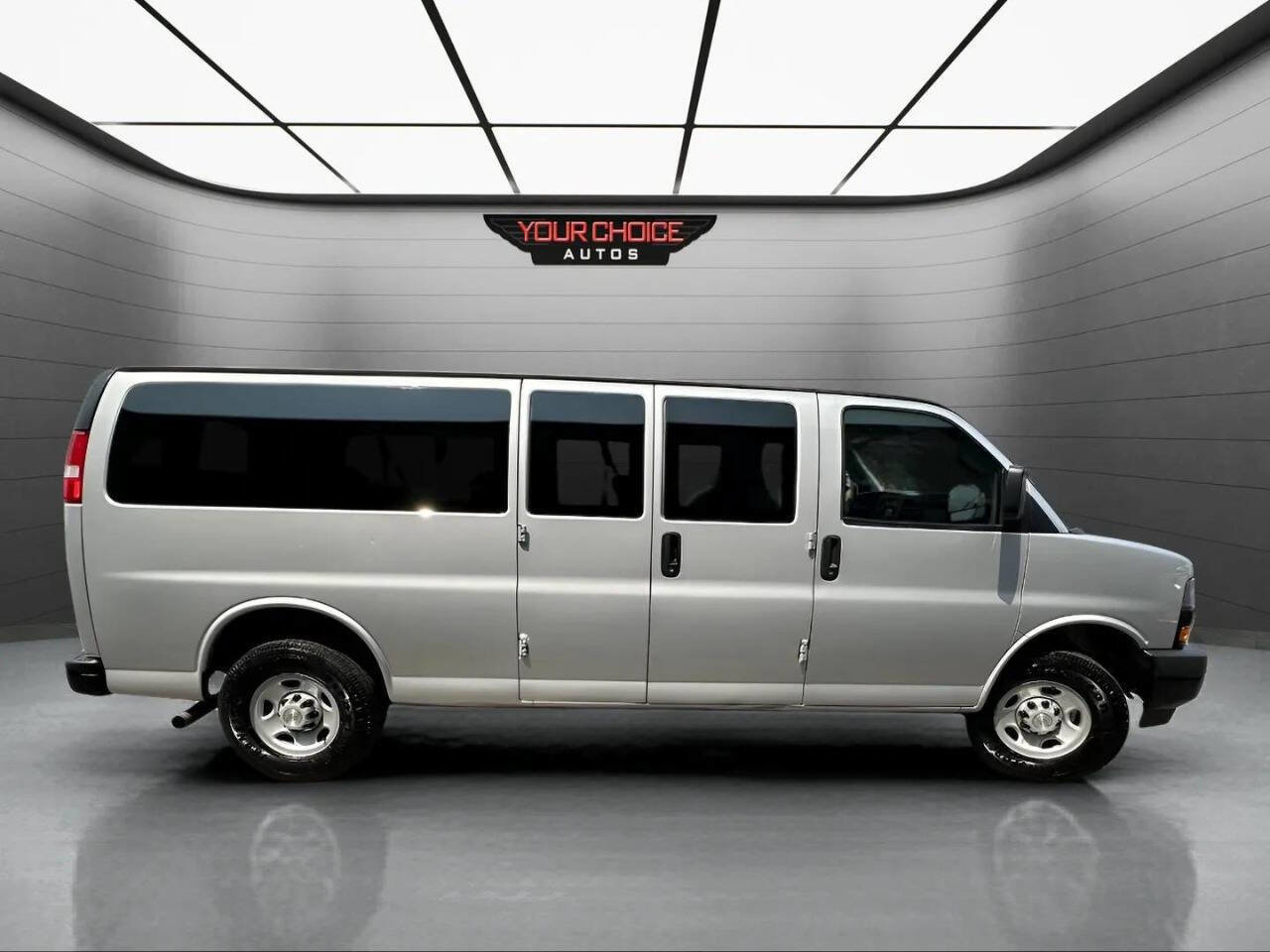Used 2020 Chevrolet Express 3500 LS image 3