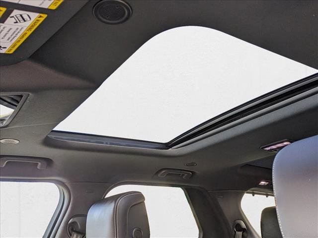 New 2024 Land Rover Discovery Dynamic SE image 12