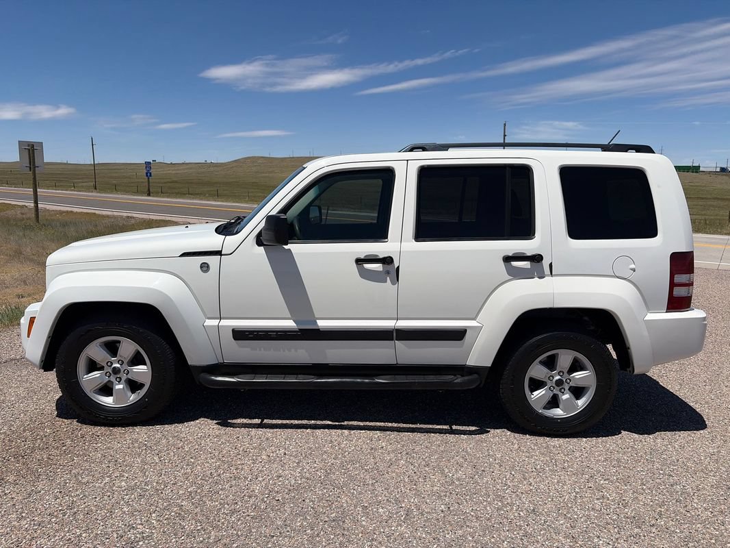 Used 2009 Jeep Liberty Sport w/ Popular Equipment Group AWD/4WD image 2