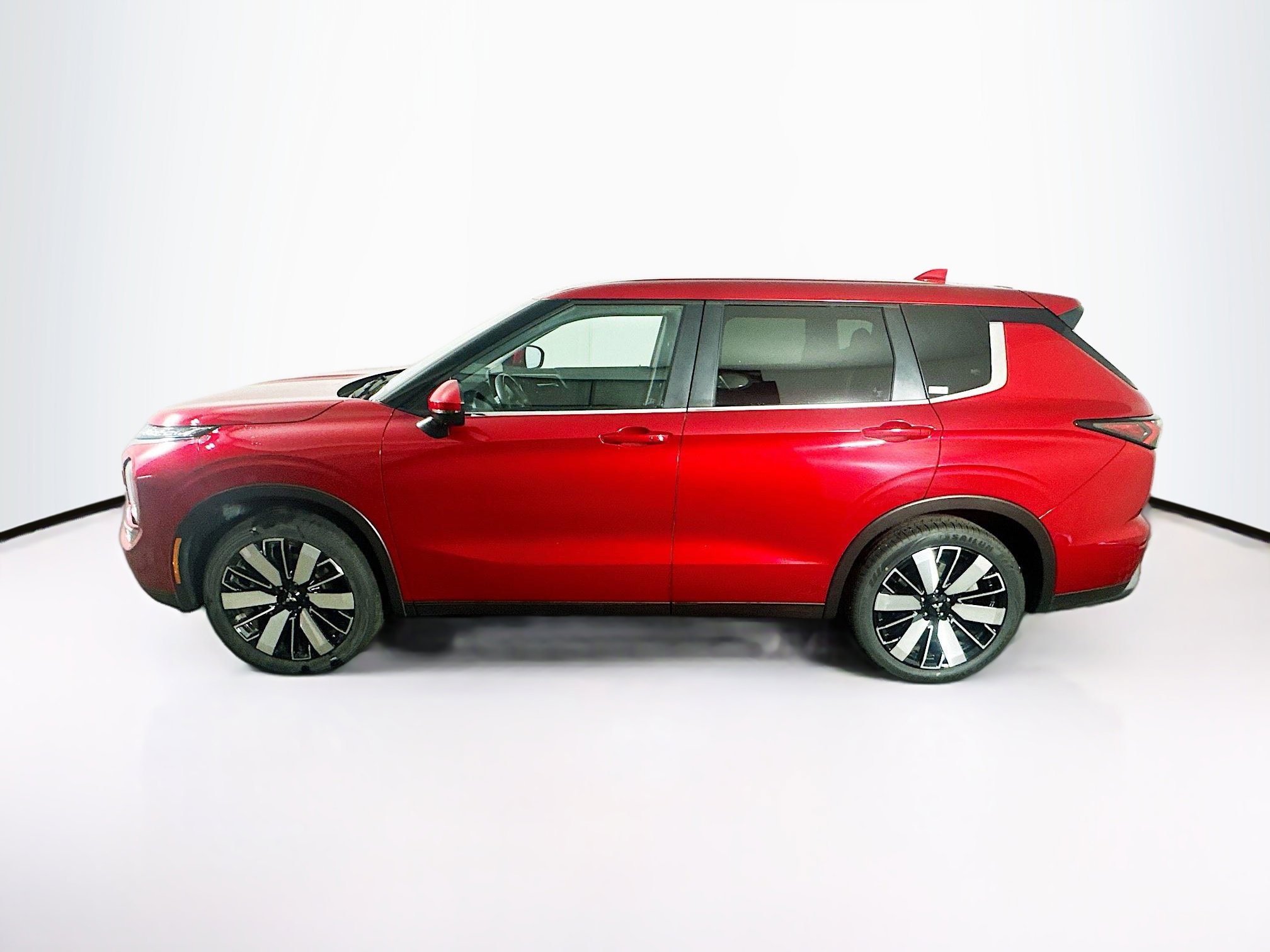 Used 2025 Mitsubishi Outlander SE image 4