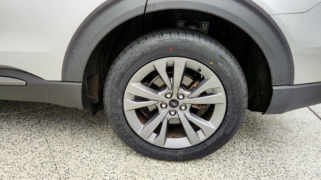Used 2021 Ford Explorer XLT w/ Equipment Group 202A AWD/4WD image 9