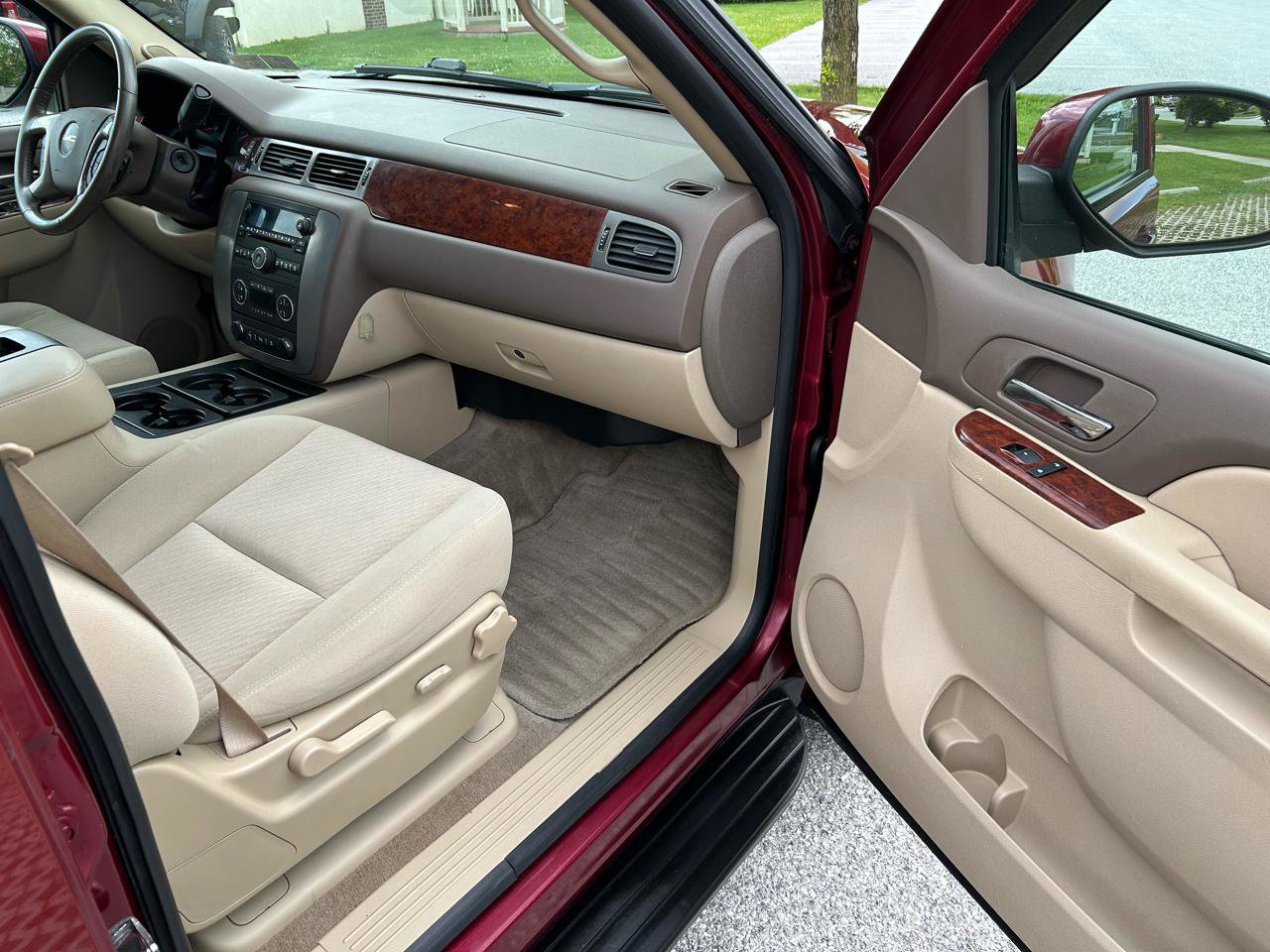 Used 2010 GMC Yukon XL SLE w/ SLE-2 Equipment Package AWD/4WD image 14