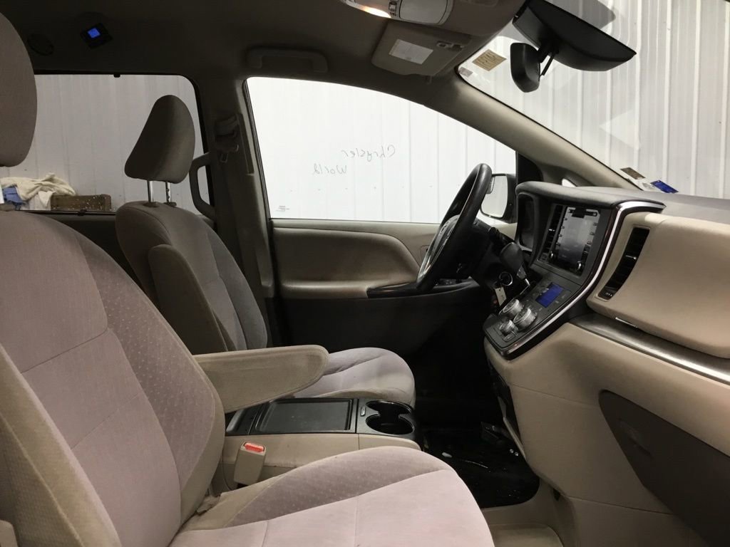 Used 2018 Toyota Sienna LE w/ Protection Package image 20