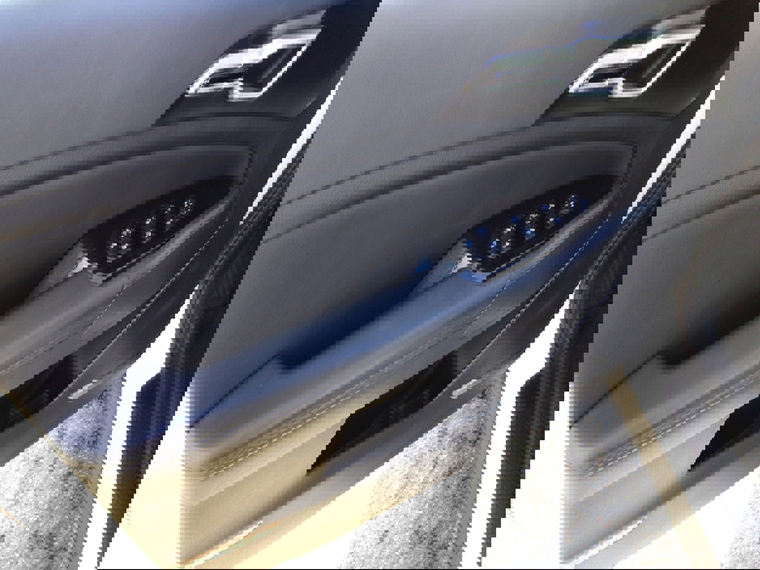 Used 2025 Kia Sportage EX image 11