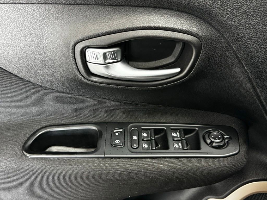 Used 2016 Jeep Renegade Latitude image 12