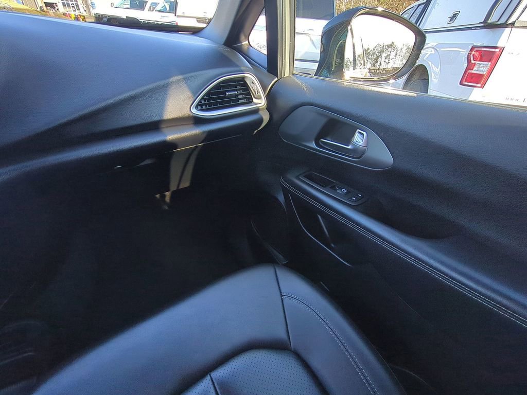 Used 2025 Chrysler Pacifica Select image 18