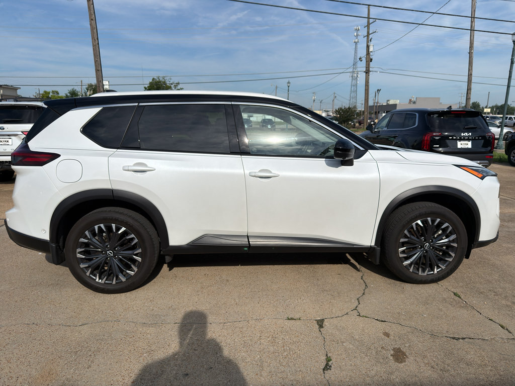Used 2025 Nissan Rogue SL w/ Tech Package FWD image 6