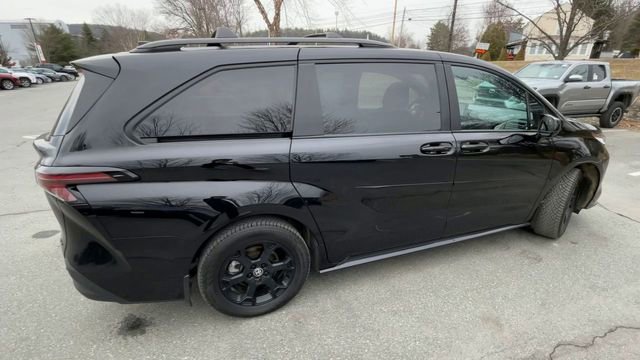 Used 2025 Toyota Sienna XLE Woodland Edition image 8