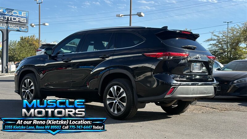 Used 2021 Toyota Highlander XLE AWD/4WD image 9