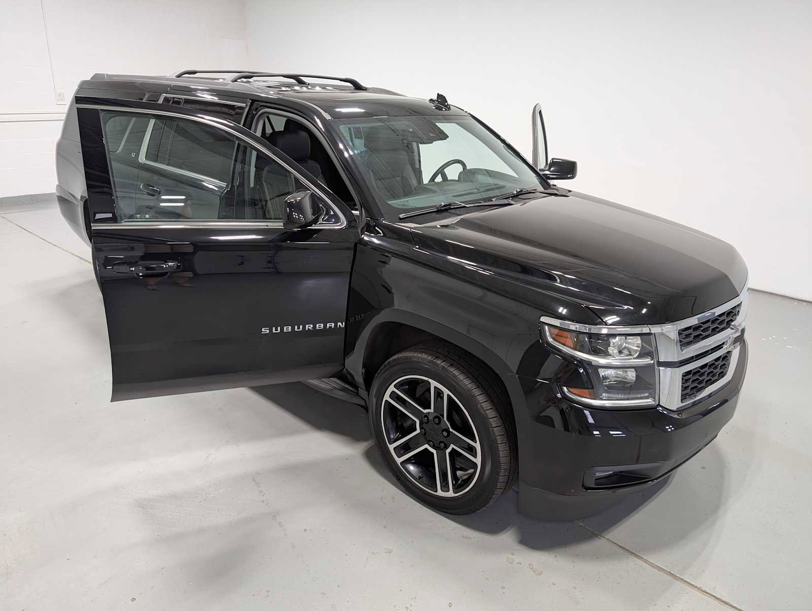Used 2020 Chevrolet Suburban LT image 17