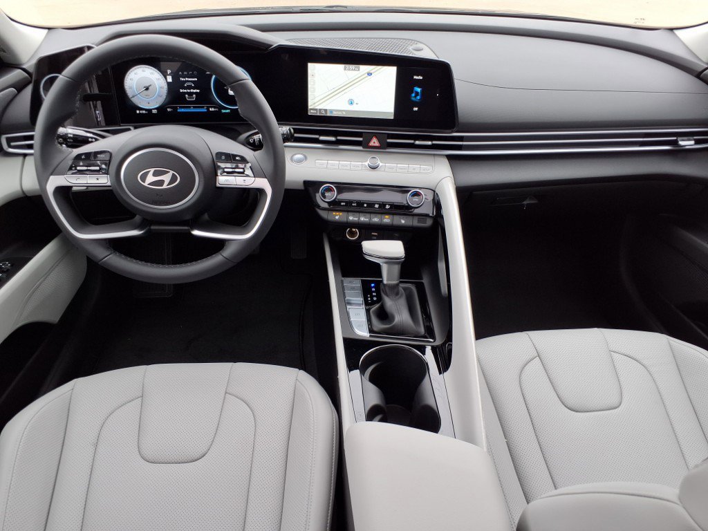 Certified 2025 Hyundai Elantra Limited image 17