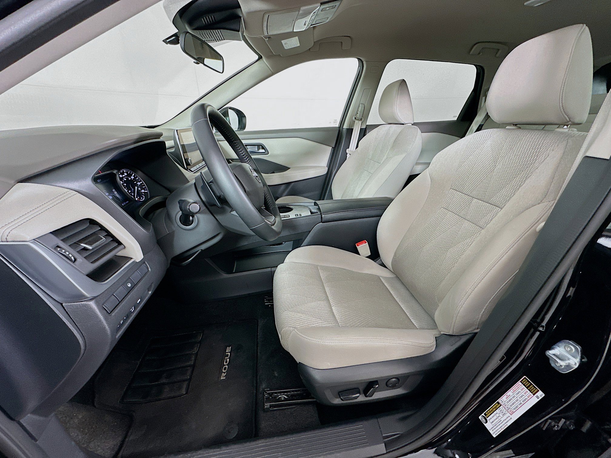 Used 2025 Nissan Rogue SV image 13