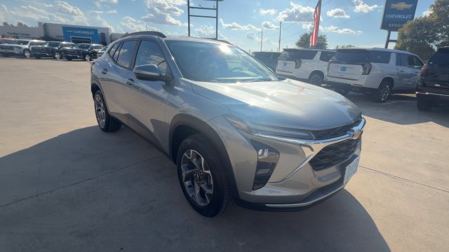 Certified 2026 Chevrolet Trax LT FWD image 2