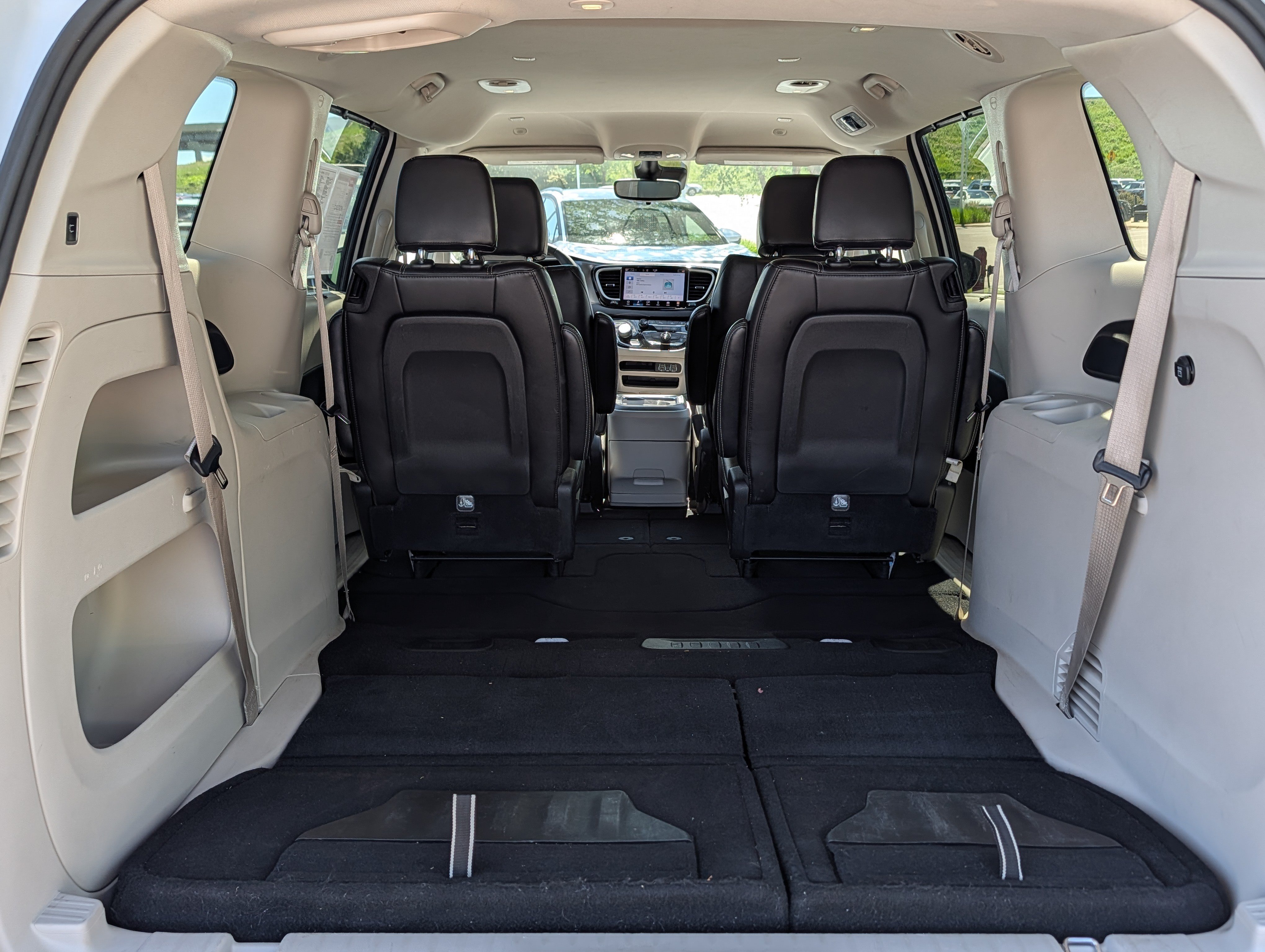 Used 2024 Chrysler Pacifica Touring-L FWD image 18