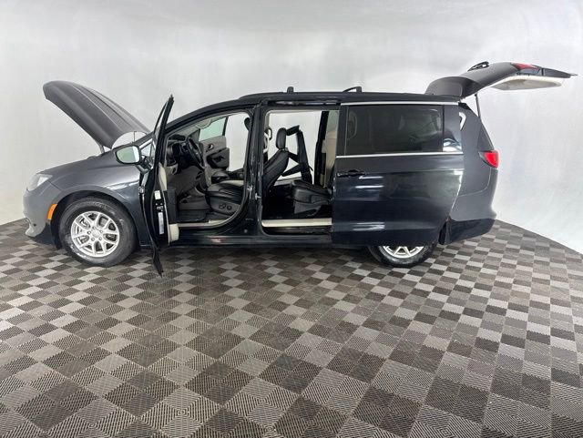 Used 2020 Chrysler Voyager Lxi FWD image 11