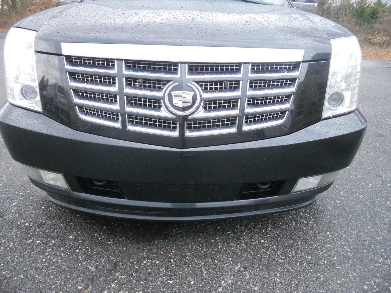 Used 2011 Cadillac Escalade Luxury image 25