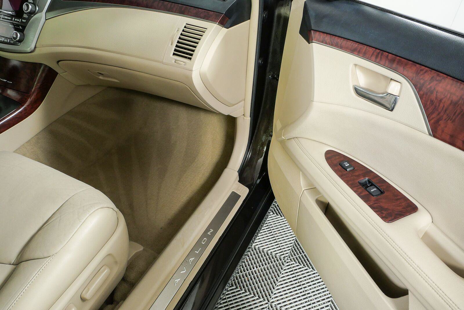 Used 2011 Toyota Avalon FWD image 23