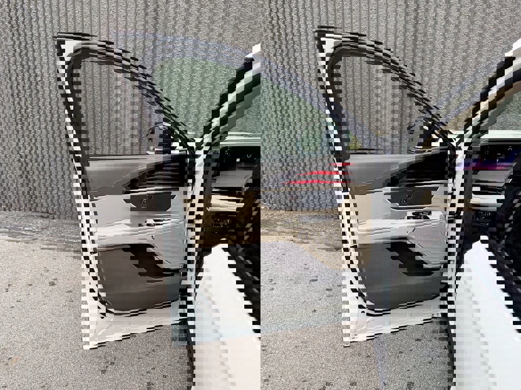 New 2025 Lincoln Nautilus Premier w/ Jet Appearance Package image 13