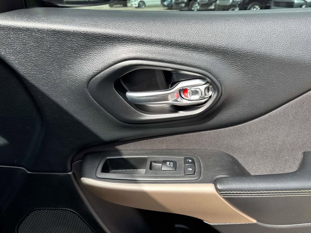 Used 2017 Jeep Cherokee Latitude image 16