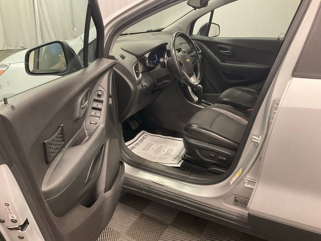Used 2019 Chevrolet Trax LT w/ Redline Edition AWD/4WD image 10