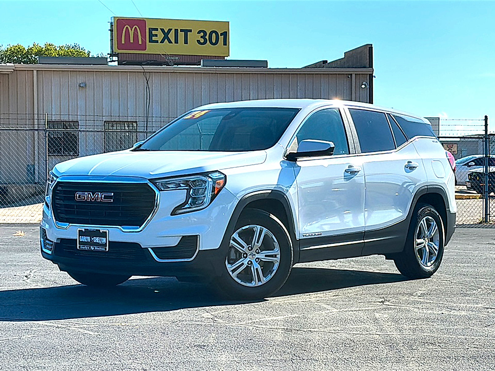 Used 2024 GMC Terrain SLE FWD image 2