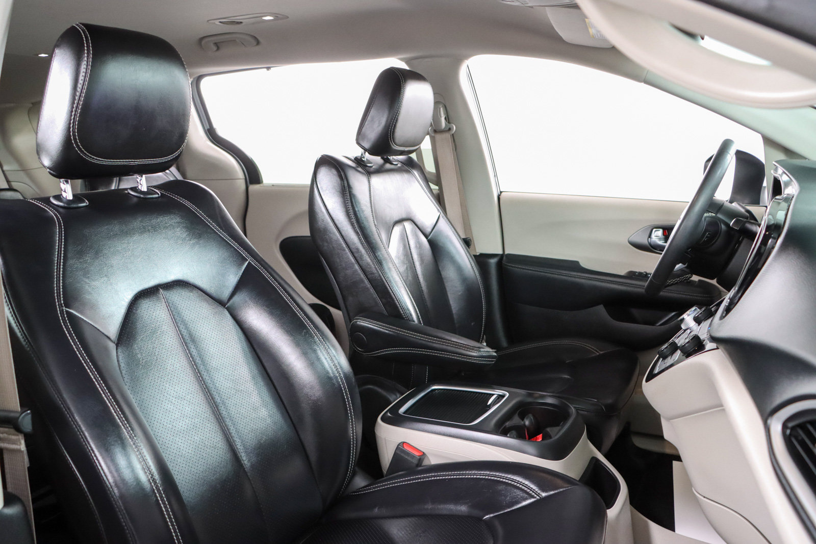 Used 2023 Chrysler Pacifica Touring-L FWD image 28