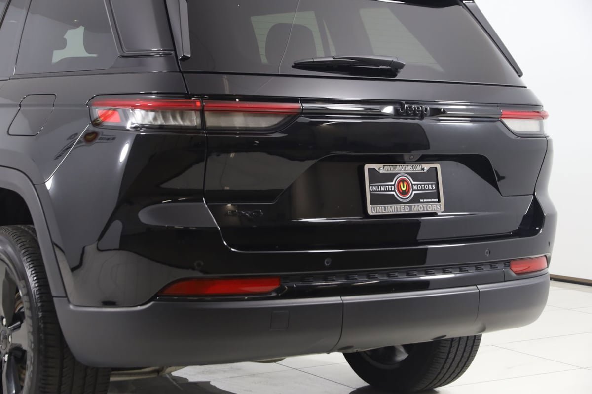 Used 2024 Jeep Grand Cherokee Altitude AWD/4WD image 22