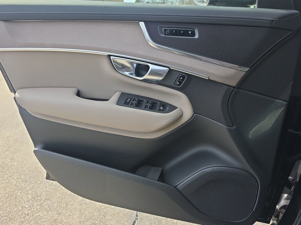 New 2026 Volvo XC90 B6 Plus w/ Protection Package Premier image 30