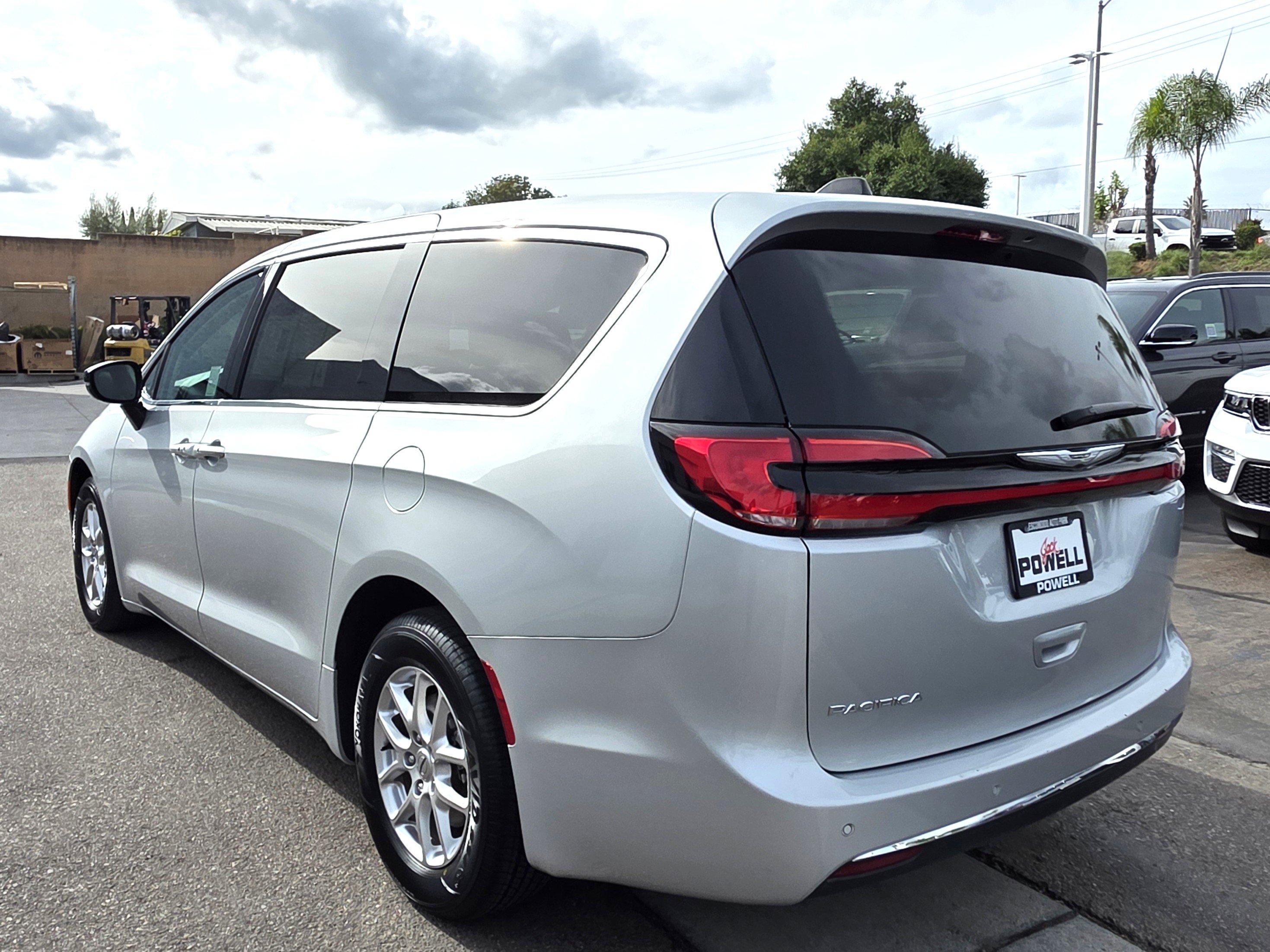 Certified 2024 Chrysler Pacifica Touring-L image 3