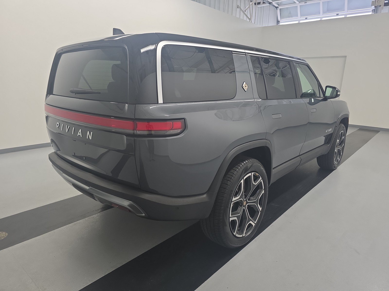 Used 2024 Rivian R1S Adventure AWD/4WD image 5