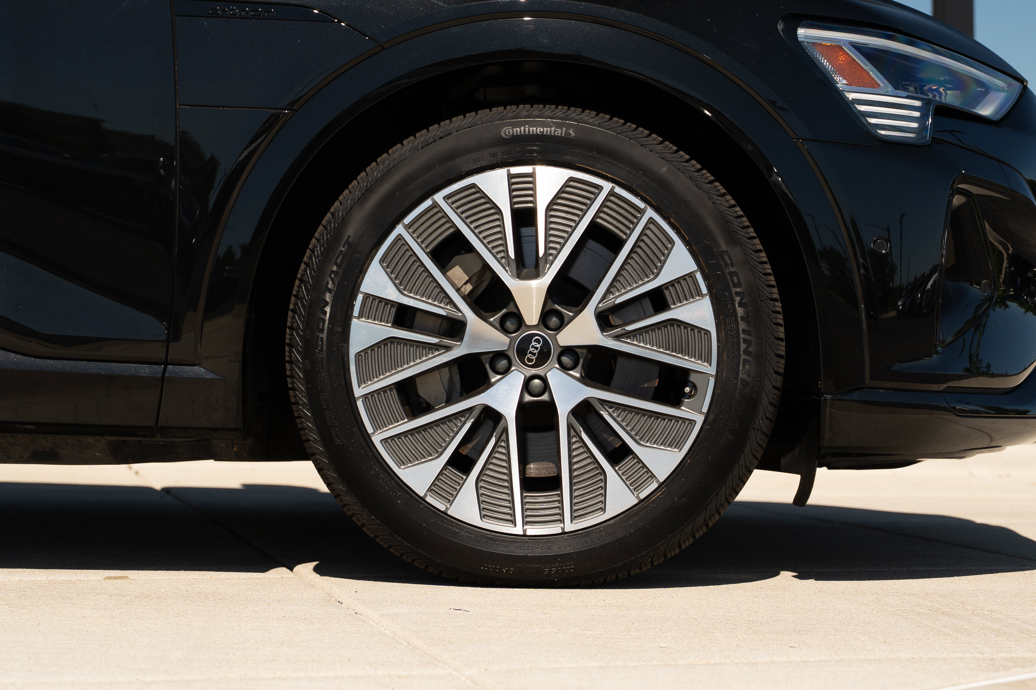 Certified 2024 Audi Q8 e-tron Prestige w/ Prestige Package AWD/4WD image 34
