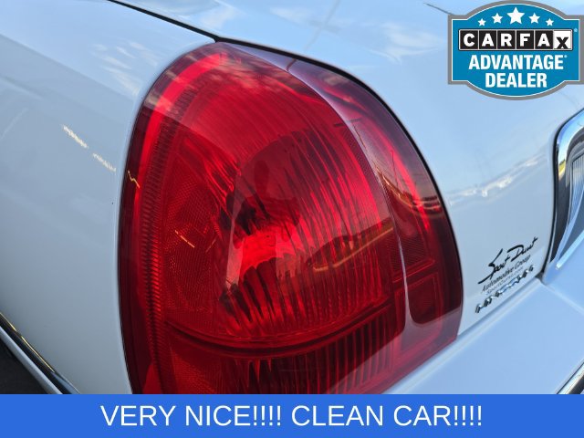 Used 2008 Lincoln Town Car Signature Limited RWD image 22