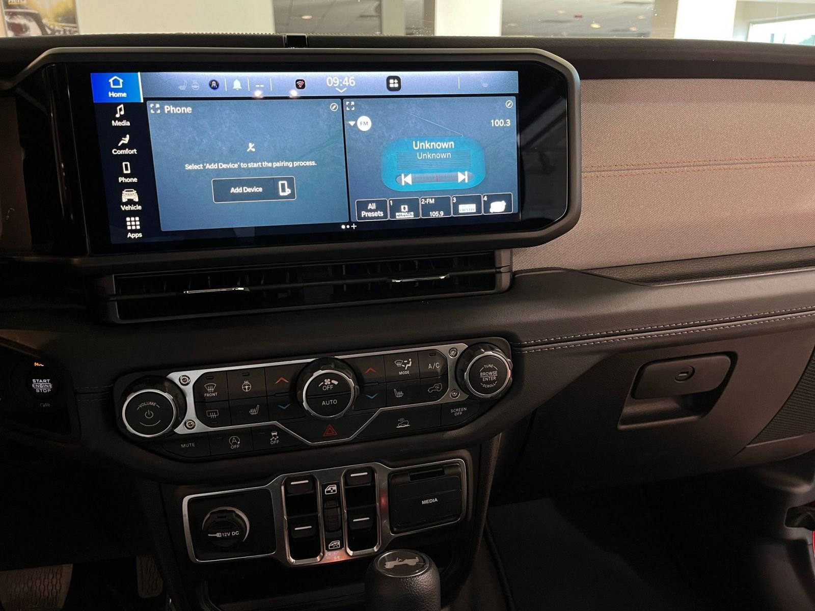 Used 2025 Jeep Wrangler Sahara image 17