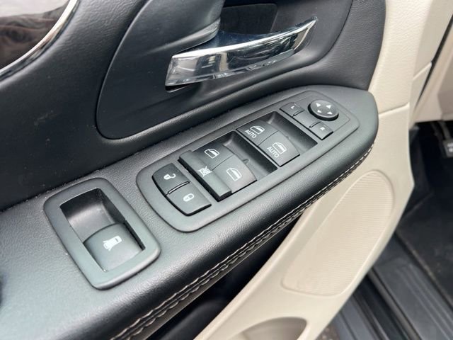 Used 2016 Chrysler Town & Country Touring w/ Driver Convenience Group image 21