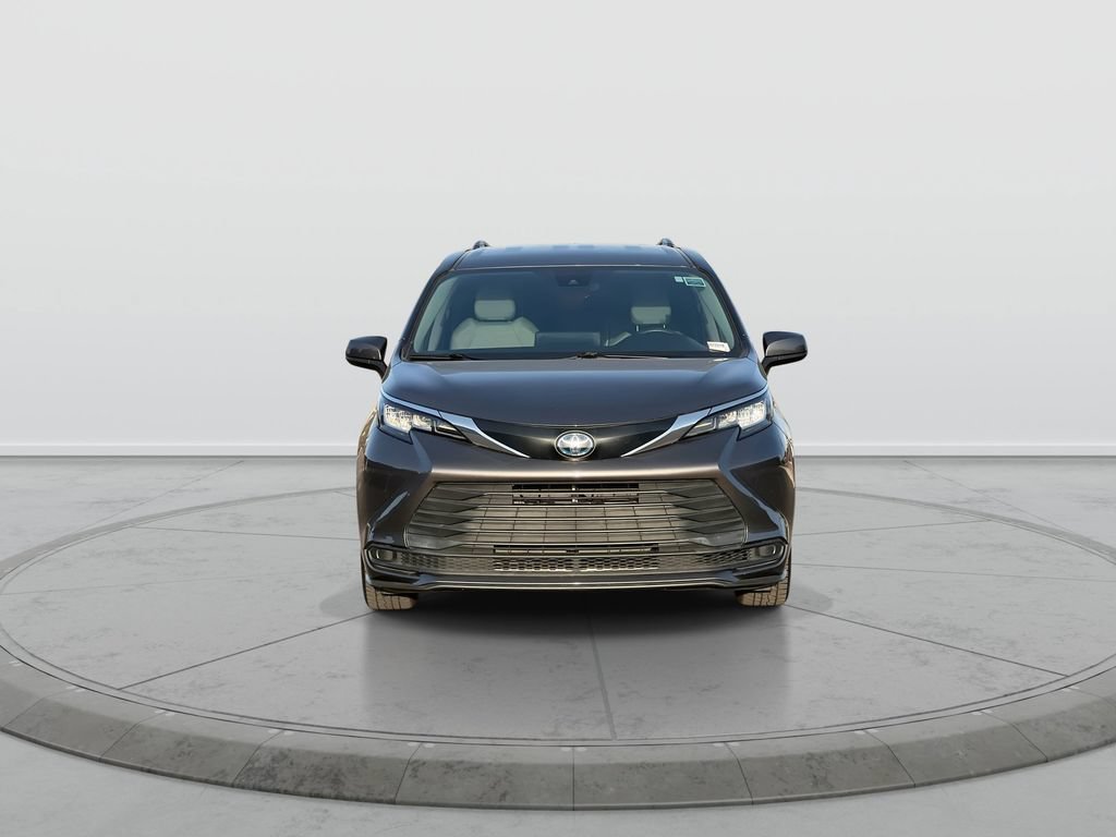 Used 2023 Toyota Sienna LE FWD image 3