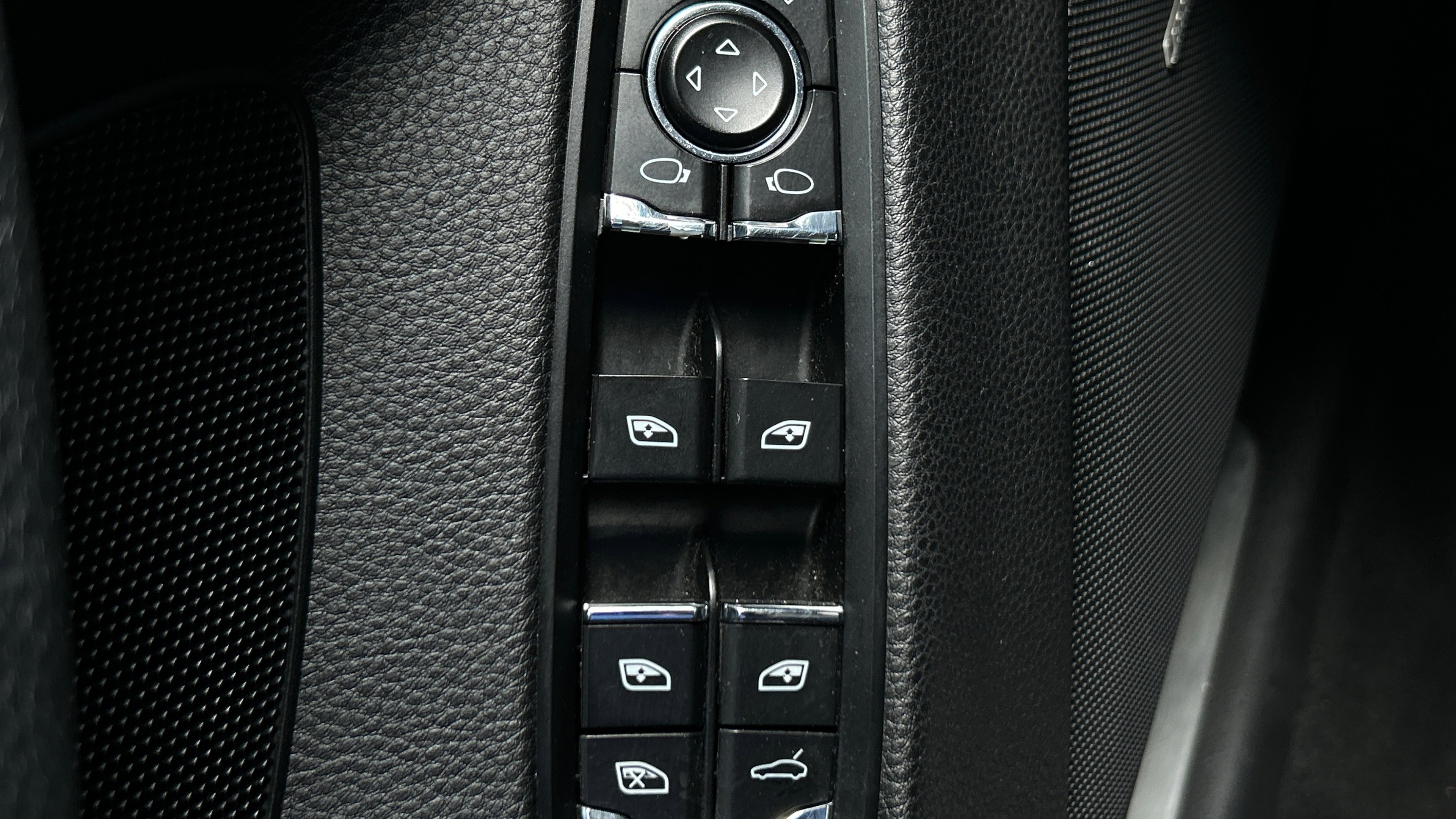 Used 2015 Porsche Panamera 4S image 94