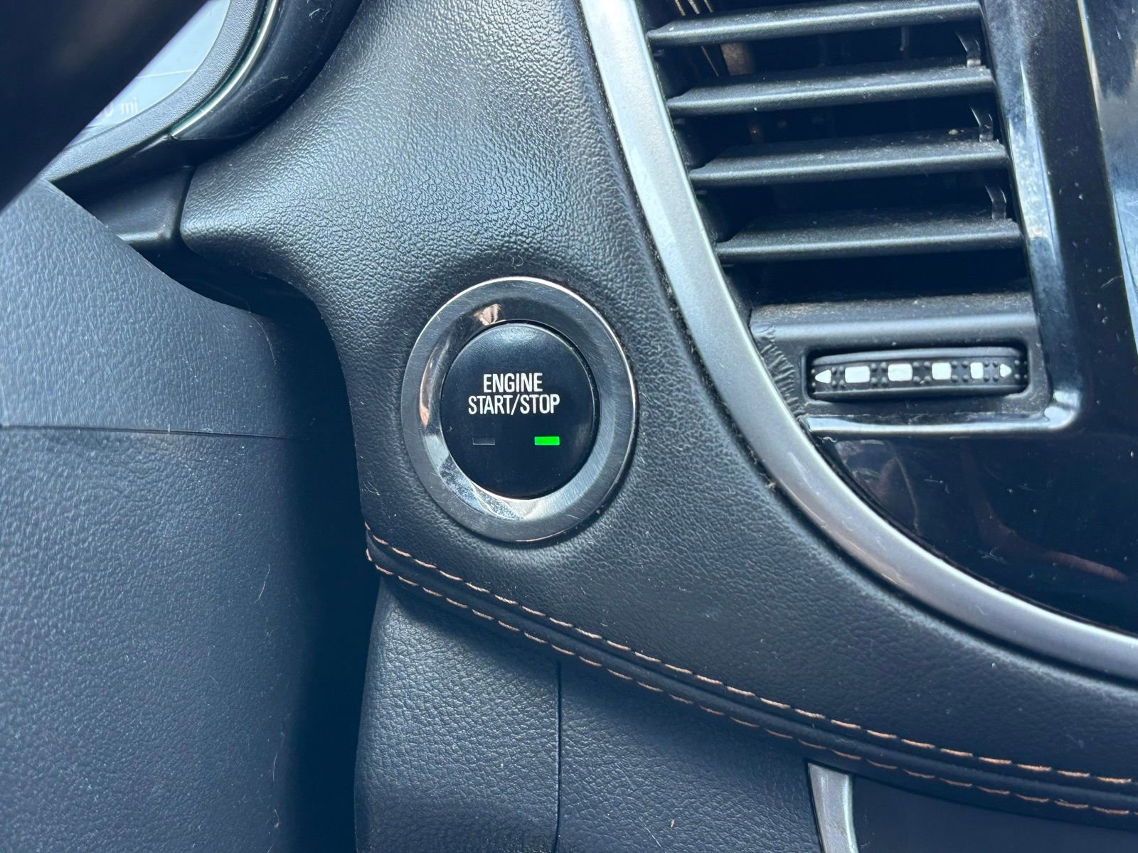 Used 2022 Chevrolet Trax LT w/ LT Convenience Package AWD/4WD image 10